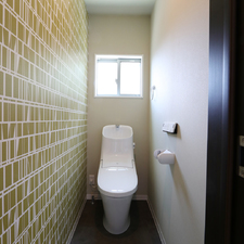 長方形の落ち着いたトイレルーム