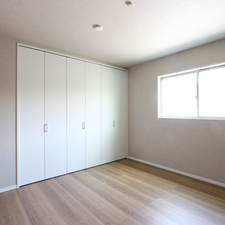 大きなクローゼットがついた明るい部屋