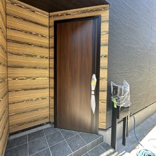 落ち着いた色のドア