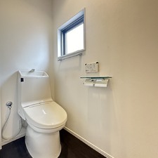 小窓があり明るい日の差すトイレルーム