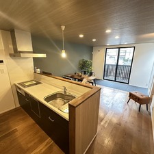 対面式キッチンからリビングが一望できます