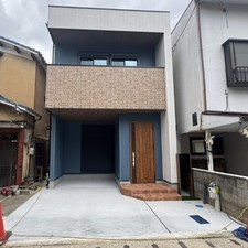 おしゃれな配色とデザインの外観