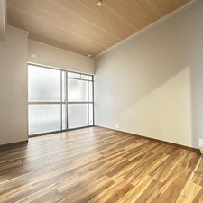 大きな窓の明るい居室