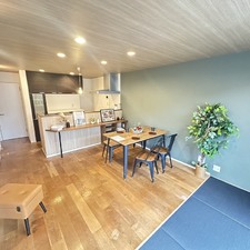 質感の高い木調フローリングとブルーの畳でモダンな空間に