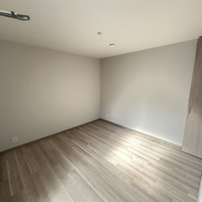 温かみのあるフローリングの居室