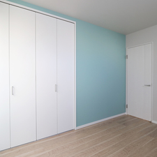 ブルーとホワイトのコントラストで明るい部屋に