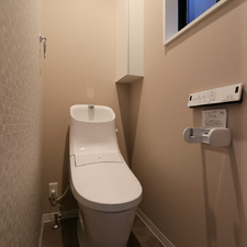 やさしい壁紙でくつろげるトイレルーム