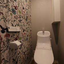 デザイン性ある壁のトイレルーム