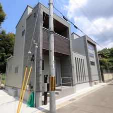 スタイリッシュな建物とウッド素材が相まっておしゃれな外観