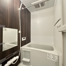 落ち着いた雰囲気のバスルーム