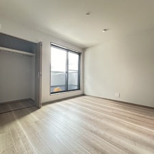 大きな窓とたっぷり収納の居室