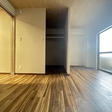落ち着いた配色のリビングルーム