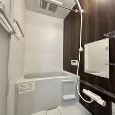 ウッド調のバスルーム