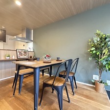 すっきりとした印象の食卓で家族団らん