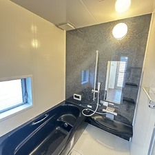 明るく清潔感漂うバスルーム