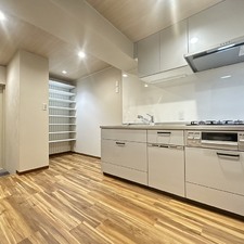 使い勝手のよい広々キッチン