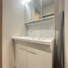 鏡の大きい洗面台