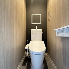 シンプルでおしゃれな壁紙のトイレルーム