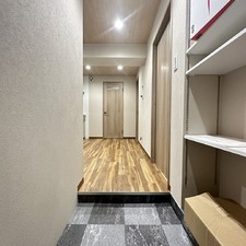 すっきりとした配色の玄関
