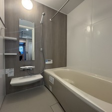 木目調でリラックスできるバスルーム