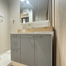 大きな鏡と収納たっぷりの洗面台